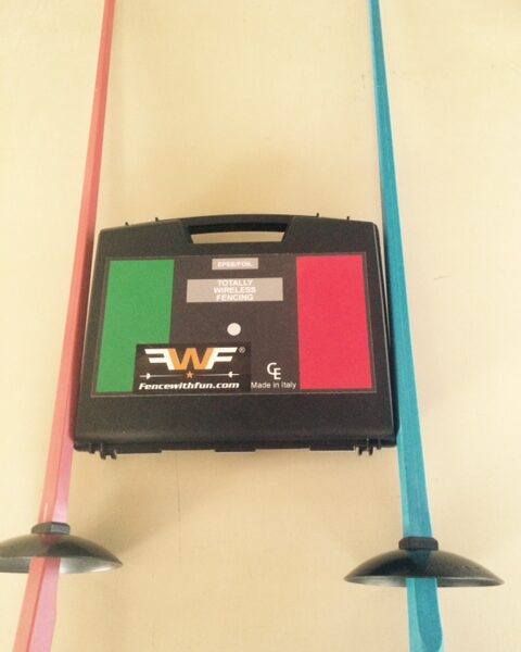 Vezetéknélküli vívó rendszer, két műanyag tőrrel